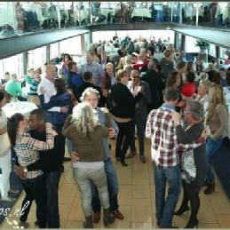 Dans en muziek tijdens een druk bezochte bijeenkomst