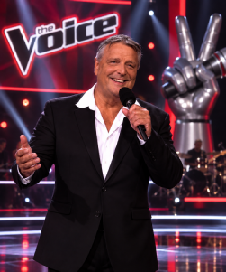 Ed Palermo als crooner op podium
