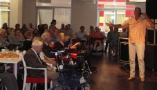 Live muziek tijdens een seniorenmiddag in een zorginstelling